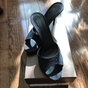 Black fabric Gucci heels. Hugging logo on fabric.